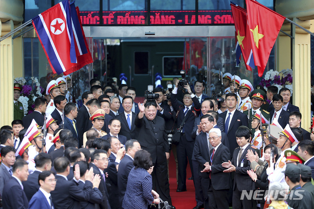 【하노이=AP/뉴시스】김정은(가운데) 북한 국무위원장이 4박 5일간의 베트남 방문 을 마치고 2일(현지시간) 베트남 랑선성 동당 역에 도착해 평양행 전용 열차에 오르기 전 환송 인파에 인사하고 있다. 2019.03.02.