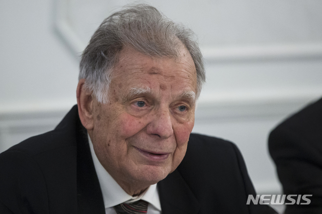 【모스크바=AP/뉴시스】 러시아의 노벨물리학상 수상자이자 6선 국회의원인 조레스 알페로프(Zhores Ivanovich Alferov)가 별세했다고 AP통신이 2일(현지시간) 보도했다.&nbsp; 알페로프는 2000년 인공위성 통신과 휴대전화에 사용된 반도체 기술을 연구한 공로로 노벨 물리학상을 수상했다. 사진은 2016년 러시아 모스크바에서 연설 중인 알페로프의 모습. 2019.03.02.