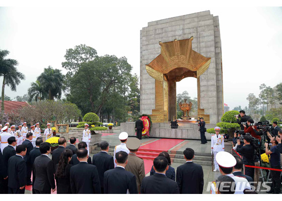 【서울=뉴시스】 2일 오전(현지시각) 베트남 공식친선방문중인 김정은 북한 국무위원장이 베트남 하노이 호치민 묘역을 참배하고 있는 모습을 노동신문이 3일 사진과 함께 보도했다. 2019.03.03. (출처=노동신문) photo@newsis.com