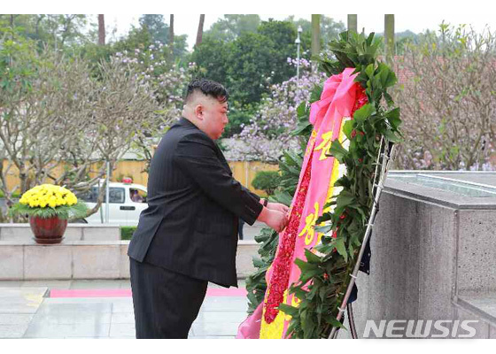 【서울=뉴시스】지난 2일 오전(현지시각) 베트남 공식친선방문중인 김정은 북한 국무위원장이 베트남 하노이 호치민 묘역을 참배하고 있는 모습을 노동신문이&nbsp; 3일 사진과 함께 보도했다. 2019.03.03. (출처=노동신문) photo@newsis.com