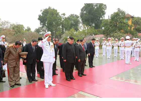 【서울=뉴시스】지난 2일 오전(현지시각) 베트남 공식친선방문중인 김정은 북한 국무위원장이 베트남 하노이 호치민 묘역을 참배하고 있는 모습을 노동신문이 3일 사진과 함께 보도했다. 2019.03.03. (출처=노동신문) photo@newsis.com