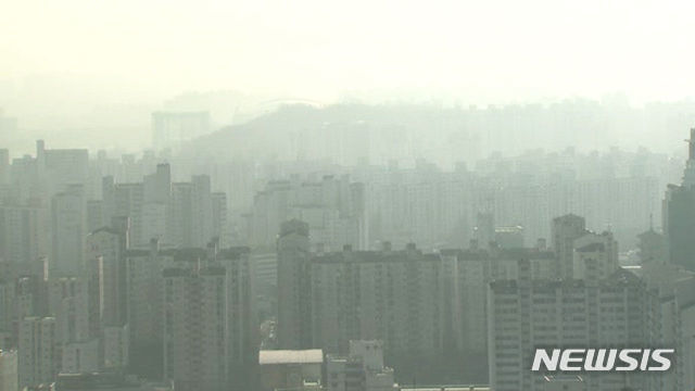 미세먼지로 뒤덥힌 하늘. 