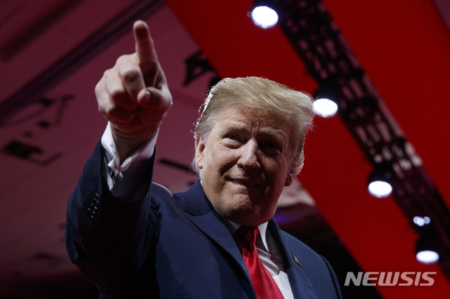 【옥슨힐=AP/뉴시스】도널드 트럼프 미국 대통령이 2일(현지시간) 미 메릴랜드주 옥슨힐에서 열린 보수주의정치행동회의(CPAC 2019)에 참석해 연설하고 있다. 트럼프 대통령은 이날 "2020년 자신의 재선을 확신한다"며 "2016년보다 더 큰 차이로 승리를 거둘 것"이라고 말했다.트럼프는 결렬된 북미정상회담과 관련해 "이미 우리가 협상 중이라고 생각한다"라고 밝혀 북한과 계속해서 협상할 뜻이 있음을 내비쳤다. 2019.03.03.