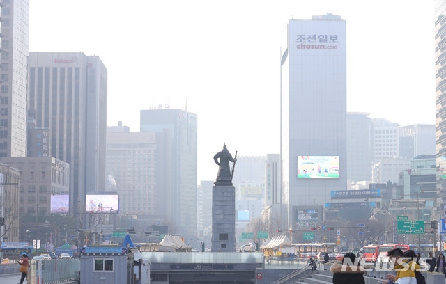 【서울=뉴시스】배훈식 기자 = 수도권과 충청지역에 미세먼지 비상저감 조치가 발령된 지난 3일 오전 서울 종로구 광화문광장에서 바라본 도심이 뿌옇게 흐려져 있다.&nbsp; 2019.03.03. dahora83@newsis.com