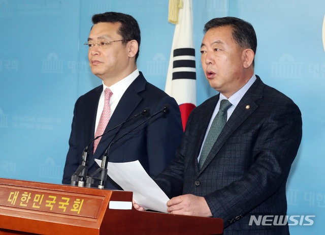 【서울=뉴시스】박영태 기자 = 이찬열 국회 교육위원장과 임재훈 바른미래당 간사가 3일 오전 서울 영등포구 여의도 국회 정론관에서 한국유치원총연합는 개학 연기 선언을 즉각 철회하고 교육부는 한유총과 조건 없는 대회에 나서줄 것을 촉구하는 기자회견을 하고 있다. 2019.03.03. since1999@newsis.com