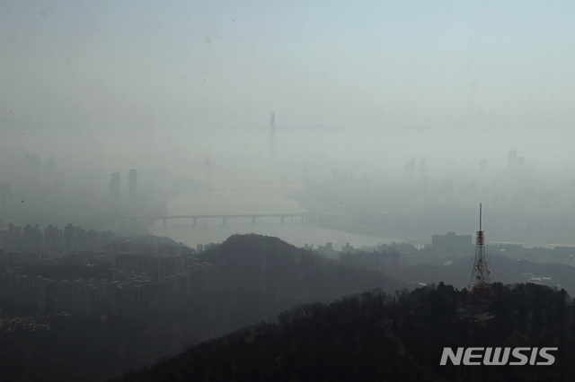 【서울=뉴시스】김병문 수습기자 = 미세먼지 농도가 '매우 나쁨' 수준을 가록한 3일 오전 서울 용산구 남산서울타워에서 바라본 서울 도심이 뿌옇게 보이고 있다. 2019.03.03.&nbsp; dadazon@newsis.com