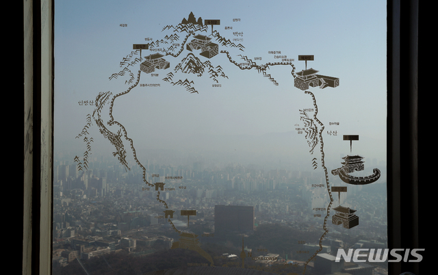 【서울=뉴시스】김병문 수습기자 = 미세먼지 농도가 '매우 나쁨' 수준을 가록한 3일 오전 서울 용산구 남산서울타워에서 바라본 서울 도심이 뿌옇게 보이고 있다. 2019.03.03. dadazon@newsis.com