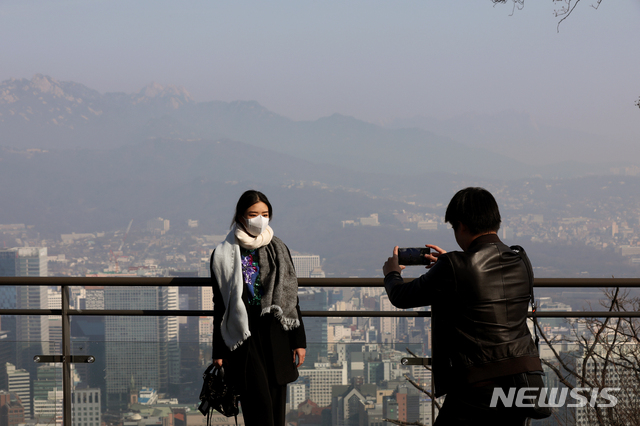 【서울=뉴시스】김병문 수습기자 = 미세먼지 농도가 '매우 나쁨' 수준을 가록한 3일 오전 서울 용산구 남산에 방문한 관광객들 뒤로 서울 도심이 뿌옇게 보이고 있다. 2019.03.03. dadazon@newsis.com