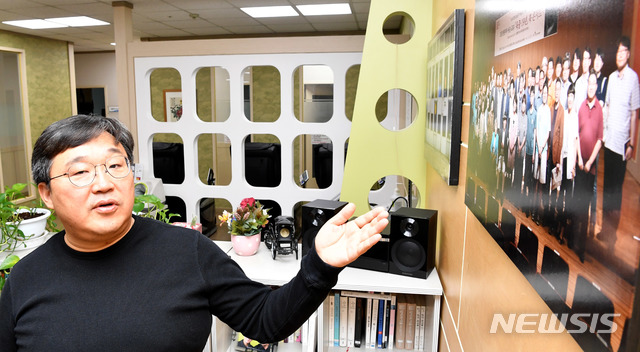 【광주=뉴시스】 신대희 기자 = 지난 1일 광주트라우마센터에서 김찬호(48) 연구기획팀장이 뉴시스와 인터뷰를 하고 있다. 광주 5·18 기념재단 등지에서 20년간 5·18 세계화를 위해 헌신해온 그는 오는 11일 민주화운동기념사업회 국제 업무 담당자로 자리를 옮긴다. 2019.03.03. sdhdream@newsis.com