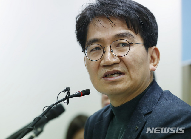 【서울=뉴시스】최동준 기자 = 3일 한국유치원총연합회가 서울 용산구 한유총에서 교육부의 전향적 입장변화를 촉구하는 기자회견을 열었다. 이덕선 한유총 이사장이 취재진 질문에 답변하고 있다. 2019.03.03.&nbsp; photocdj@newsis.com