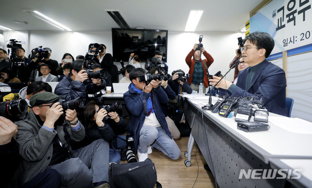 【서울=뉴시스】최동준 기자 = 3일 한국유치원총연합회가 서울 용산구 한유총에서 교육부의 전향적 입장변화를 촉구하는 기자회견을 열었다. 이덕선 한유총 이사장이 취재진 질문에 답변하고 있다. 2019.03.03. photocdj@newsis.com