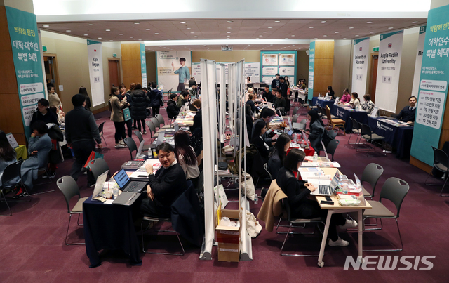 [서울=뉴시스] 김병문 기자 = 서울 강남구 코엑스에서 열린 유학 박람회에 방문한 학생들이 상담을 받고 있다. dadazon@newsis.com 이 사진은 기사 내용과 직접적 관련 없음