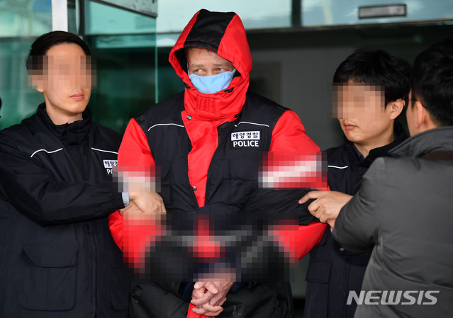 【부산=뉴시스】 하경민 기자 = 3일 부산 영도구 부산해양경찰서에서 광안대교와 충돌사고를 낸 러시아 화물선 '씨그랜드호'(5998t·승선원 15명)의 선장 A(43)씨가 구속전피의자심문(영장실질심사)을 받기 위해 법원으로 이동하고 있다. 부산해경은 A씨의 음주운항 때문에 광안대교 충돌 등의 사고가 난 것으로 보고 A씨에 대해 해사안전법위반(음주 운항), 업무상과실선박파괴(요트 파손), 업무상과실치상(요트 승선원 상해) 등의 혐의를 적용해 구속영장을 신청했다. 2019.03.03. yulnetphoto@newsis.com