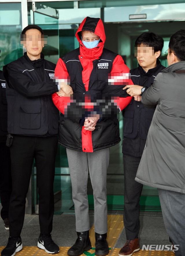 【부산=뉴시스】 하경민 기자 = 3일 부산 영도구 부산해양경찰서에서 광안대교와 충돌사고를 낸 러시아 화물선 '씨그랜드호'(5998t·승선원 15명)의 선장 A(43)씨가 구속전피의자심문(영장실질심사)을 받기 위해 법원으로 이동하고 있다. 부산해경은 A씨의 음주운항 때문에 광안대교 충돌 등의 사고가 난 것으로 보고 A씨에 대해 해사안전법위반(음주 운항), 업무상과실선박파괴(요트 파손), 업무상과실치상(요트 승선원 상해) 등의 혐의를 적용해 구속영장을 신청했다. 2019.03.03. yulnetphoto@newsis.com