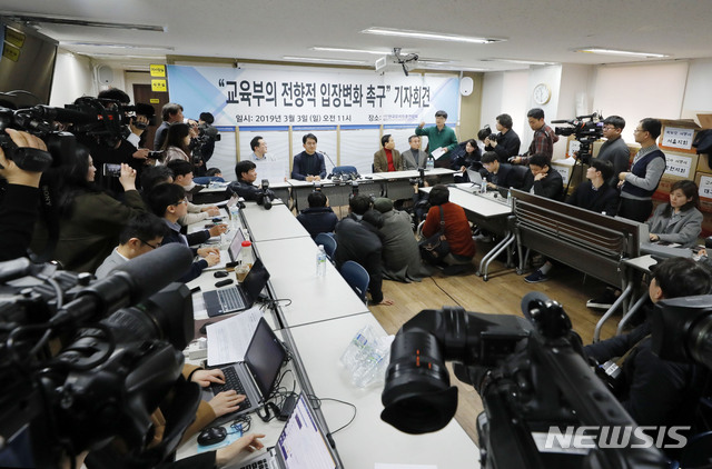 【서울=뉴시스】최동준 기자 = 3일 한국유치원총연합회가 서울 용산구 한유총에서 교육부의 전향적 입장변화를 촉구하는 기자회견을 열었다. 이덕선 한유총 이사장이 취재진 질문에 답변하고 있다. 2019.03.03.   photocdj@newsis.com