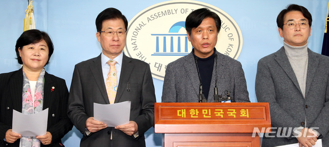 【서울=뉴시스】박영태 기자 = 더불어민주당 국회 교육위원회 위원인 서영교(왼쪽부터), 신경민, 조승래, 박용진 위원이 3일 오후 서울 영등포구 여의도 국회 정론관에서 한국유치원총연합회의 유치원 개학 무기연기에 대한 성명서 발표를 하고 있다. 2019.03.03.since1999@newsis.com