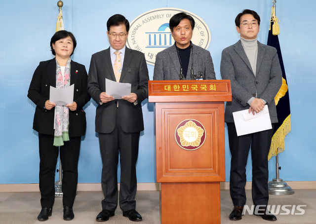 【서울=뉴시스】박영태 기자 = 더불어민주당 국회 교육위원회 위원인 서영교(왼쪽부터), 신경민, 조승래, 박용진 위원이 3일 오후 서울 영등포구 여의도 국회 정론관에서 한국유치원총연합회의 유치원 개학 무기연기에 대한 성명서 발표를 하고 있다. 2019.03.03.since1999@newsis.com