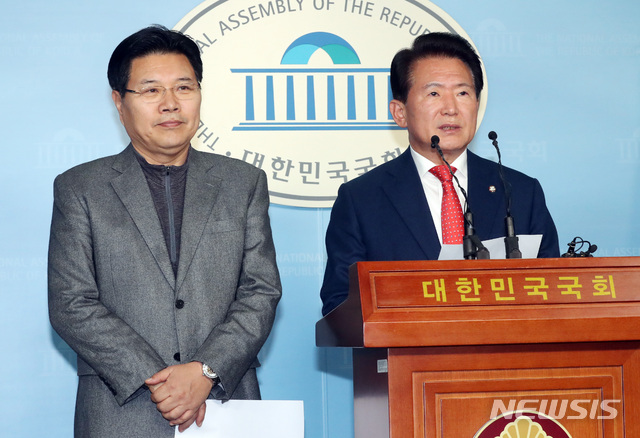 【서울=뉴시스】박영태 기자 = 자유한국당 국회 교육위원회 김한표(오른쪽) 간사와 홍문종 위원이 3일 오후 서울 영등포구 여의도 국회 정론관에서 한국유치원총연합회의 유치원 개학 무기연기에 대한 기자회견을 하고 있다. 2019.03.03. since1999@newsis.com