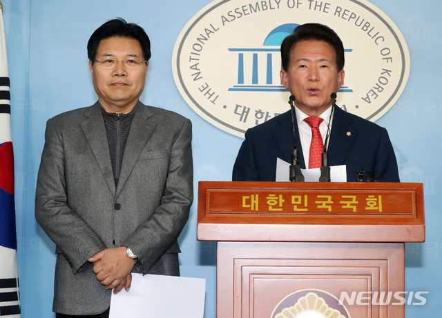 【서울=뉴시스】박영태 기자 = 자유한국당 국회 교육위원회 김한표(오른쪽) 간사와 홍문종 위원이 3일 오후 서울 영등포구 여의도 국회 정론관에서 한국유치원총연합회의 유치원 개학 무기연기에 대한 기자회견을 하고 있다. 2019.03.03.since1999@newsis.com