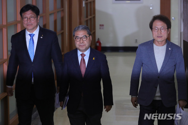 【서울=뉴시스】배훈식 기자 = 3일 오후 서울 종로구 서울시교육청에서 서울과 경기, 인천 교육감들이 한유총 개학 연기 관련 공동 기자회견을 위해 이동하고 있다. 왼쪽부터 도성훈 인천시교육감, 이재정 경기도교육감, 조희연 서울시교육감. 2019.03.03. dahora83@newsis.com