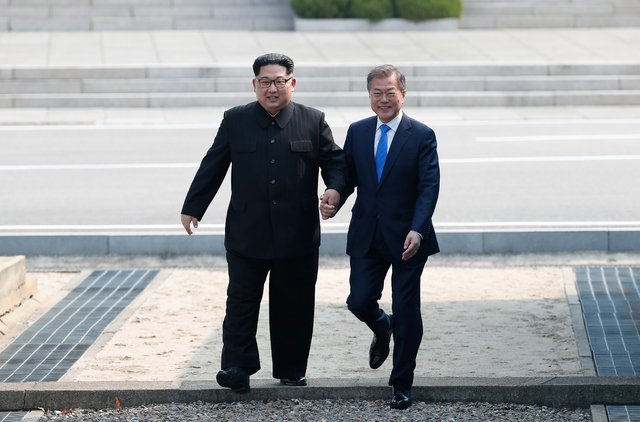 <南으로…>2018 남북정상회담이 열린 27일 오전 9시 29분, 문재인 대통령과 김정은 북한 국무위원장은 판문점에서 역사적인 만남을 가졌으며 군사분계선을 사이에 두고 악수를 나누었다. 그 뒤 김정은 위원장이 남측 지역으로 건너왔으며 문재인 대통령이 김정은 국무위원장의 권유로 군사분계선을 넘어 판문점 북측 지역으로 월경했다가 다시 손을 맞잡고 남측 지역으로 이동하였다.&nbsp; 2018.4.27&nbsp; | 원대연 기자 | 동아일보 | 제55회 한국보도사진전 대상