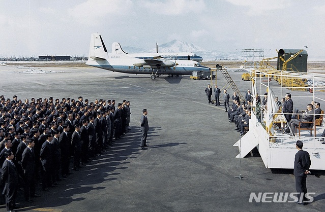 【서울=뉴시스】1969년 3월 6일, 김포공항에서 거행된 대한항공공사 인수식. 2019.03.04. (사진=대한항공 제공) keg@newsis.com