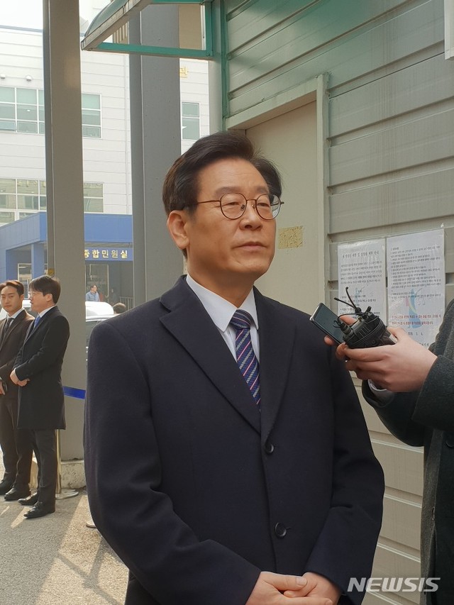 【성남=뉴시스】이병희 기자 = 이재명 경기도지사가 4일 오전 9시55분께 수원지방법원 성남지원 형사1부(최창훈 부장판사) 심리로 열린 7차 공판에 출석하기 위해 나와 취재진의 질문에 답하고 있다. 2019.03.04. heee9405@naver.com