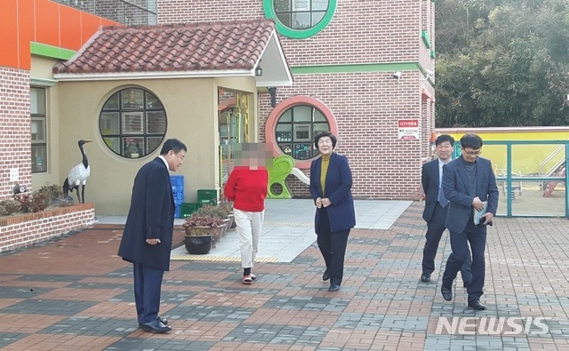 【울산=뉴시스】박일호 기자 = 4일 오전 노옥희 울산시교육감(오른쪽 세번째)이 개학 연기를 한 울산시 북구의 한 사립유치원을 찾아 개학을 독려하고 있다. 2019.03.04.&nbsp; piho@newsis.com 