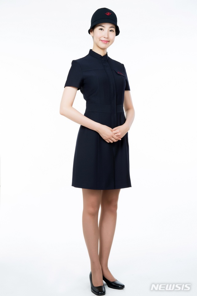 【서울=뉴시스】대한항공이 지난 1일부로 창립 50주년을 맞았다. 대한항공은 50년 역사를 기념하며 그동안 세월에 따라 변모한 유니폼의 모습을 함께 공개했다. 사진은 2기(1970년 3월~1971년 6월) 유니폼의 모습. 2019.03.04 (사진 = 대한항공 제공) photo@newsis.com