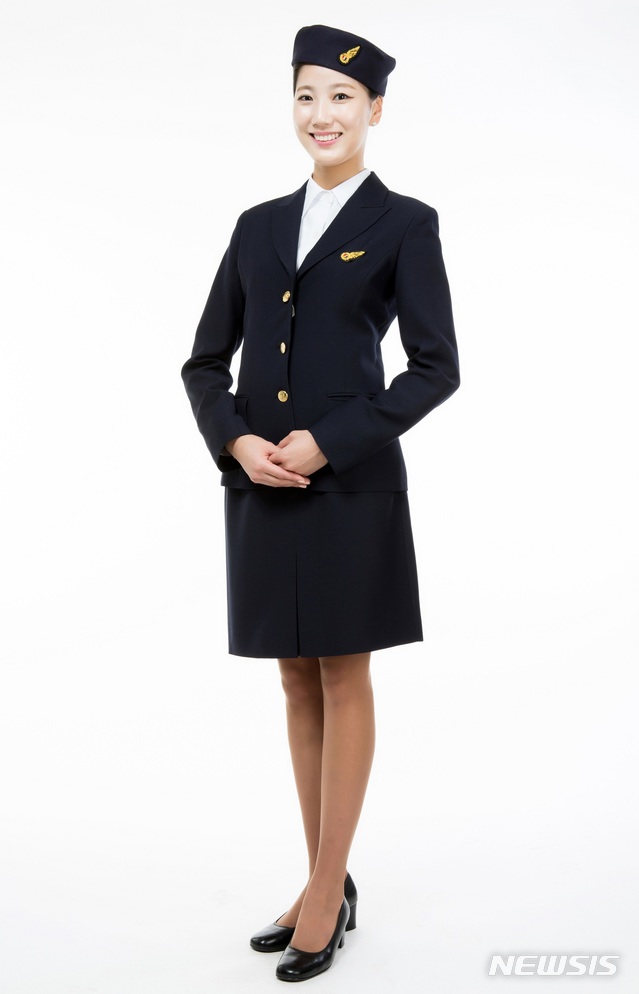 【서울=뉴시스】대한항공이 지난 1일부로 창립 50주년을 맞았다. 대한항공은 50년 역사를 기념하며 그동안 세월에 따라 변모한 유니폼의 모습을 함께 공개했다. 사진은 3기(1971년 7월~1972년 12월) 유니폼의 모습. 2019.03.04 (사진 = 대한항공 제공) photo@newsis.com