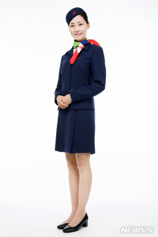 【서울=뉴시스】대한항공이 지난 1일부로 창립 50주년을 맞았다. 대한항공은 50년 역사를 기념하며 그동안 세월에 따라 변모한 유니폼의 모습을 함께 공개했다. 사진은 6기(1976년 6월~1977년 12월) 유니폼의 모습. 2019.03.04 (사진 = 대한항공 제공) photo@newsis.com