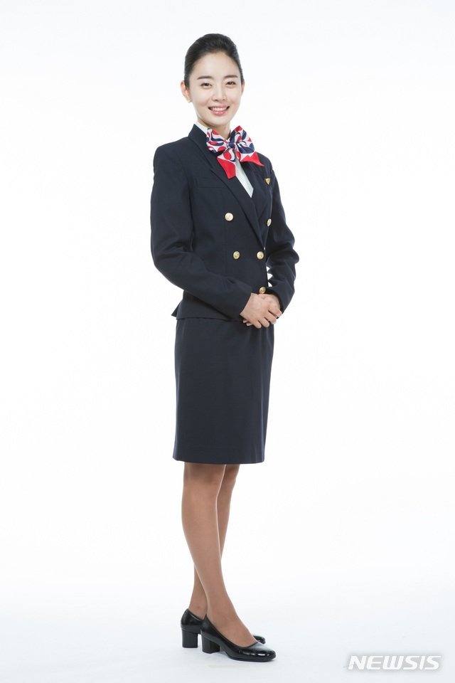 【서울=뉴시스】대한항공이 지난 1일부로 창립 50주년을 맞았다. 대한항공은 50년 역사를 기념하며 그동안 세월에 따라 변모한 유니폼의 모습을 함께 공개했다. 사진은 10기(1991년 1월~2005년 2월) 유니폼의 모습. 2019.03.04 (사진 = 대한항공 제공) photo@newsis.com