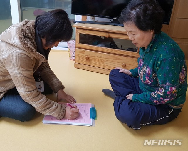 【서울=뉴시스】서울 강남구는 관내 독거노인 5865명을 대상으로 3월말까지 현황조사에 나섰다고 4일 밝혔다. 2019.03.04. (사진=강남구 제공)