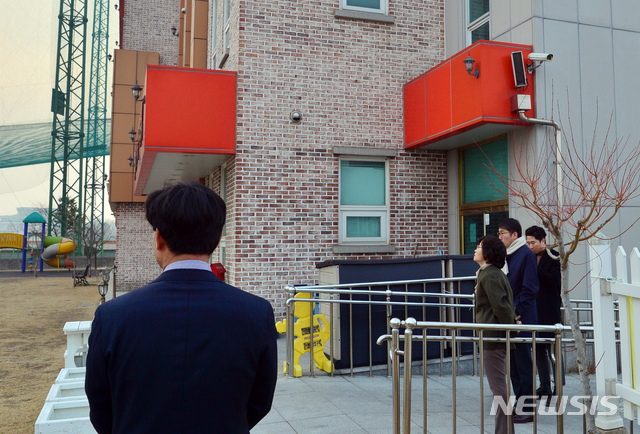 【광주=뉴시스】변재훈 기자 = 유치원 새 학기 개학 첫 날인 4일 광주 광산구 한 유치원에서 교육청, 관할 구청 직원들이 개원 상황을 점검하기 위해 서 있다. 정부의 유치원 3법과 에듀파인 의무 도입에 반발하며 무기한 개학 연기 방침을 밝혔던 한국유치원총연합회 광주지부는 지난 3일 개학 연기를 철회했다. 2019.03.04.&nbsp; wisdom21@newsis.com