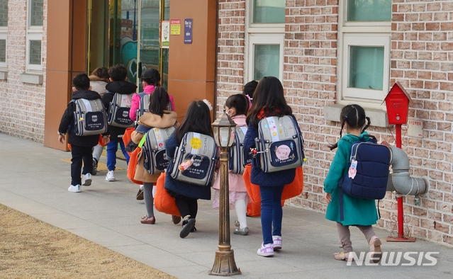 【광주=뉴시스】변재훈 기자 = 유치원 새 학기 개학 첫 날인 4일 광주 광산구 한 유치원에서 원생들이 등원하고 있다. 정부의 유치원 3법과 에듀파인 의무 도입에 반발하며 무기한 개학 연기 방침을 밝혔던 한국유치원총연합회 광주지부는 지난 3일 개학 연기를 철회했다. 2019.03.04.&nbsp; wisdom21@newsis.com