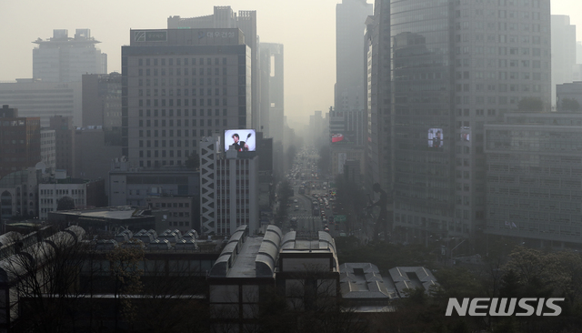 【서울=뉴시스】최진석 기자 = 서울을 비롯한 전국 9개 시·도에 미세먼지 비상저감조치가 발령된 4일 오전 서울 도심이 뿌옇게 보이고 있다. 2019.03.04. myjs@newsis.com