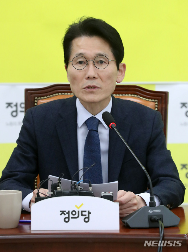 【서울=뉴시스】홍효식 기자 = 정의당 윤소하 원내대표가 4일 오전 서울 여의도 국회에서 열린 상무위원회의에 참석해 모두발언을 하고 있다. 2019.03.04. yesphoto@newsis.com