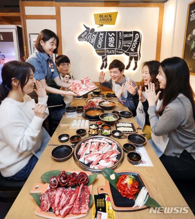 【서울=뉴시스】프리미엄 차돌박이 전문 프랜차이즈 이차돌이 부산 시장에 본격 진출하며 4일 부산 동래구에 1호 매장 동래점 그랜드 오픈 기념행사를 가졌다. 2019.03.04. (사진=이차돌 제공) photo@newsis.com