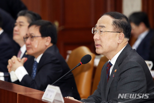 【서울=뉴시스】박미소 수습기자 = 홍남기(오른쪽) 부총리가 4일 오전 서울 종로구 정부서울청사에서 열린 '제9차 경제활력대책회의'에서 모두발언을 하고 있다. 이날 열린 회의에서는 수출활력 제고 대책을 논의한다. 2019.03.04.&nbsp; misocamera@newsis.com 