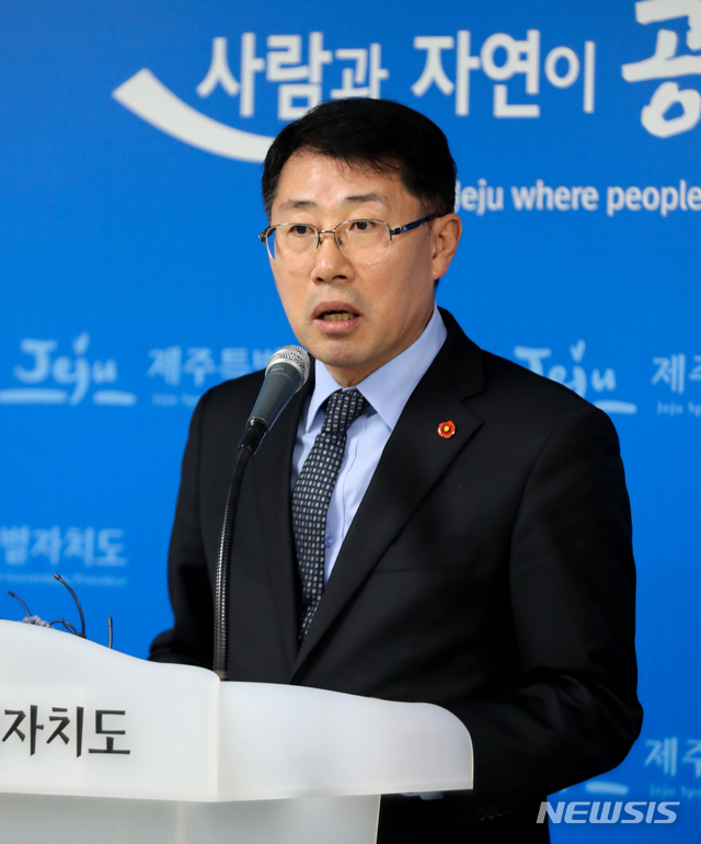 【제주=뉴시스】우장호 기자 = 안동우 제주도 정무부지사가 4일 오전 제주도청 3층 기자실에서 국내 1호 영리병원인 녹지국제병원의 개설허가 취소 전 청문절차에 돌입할 뜻을 밝히고 있다. 현행 의료법 제64조(개설 허가 취소 등)에는 '개설 신고나 개설 허가를 한 날로부터 3개월 이내에 정당한 사유 없어 업무를 시작하지 아니한 때 개설 허가를 취소할 수 있다'고 명시돼 있다. 2019.03.04.&nbsp; woo1223@newsis.com 