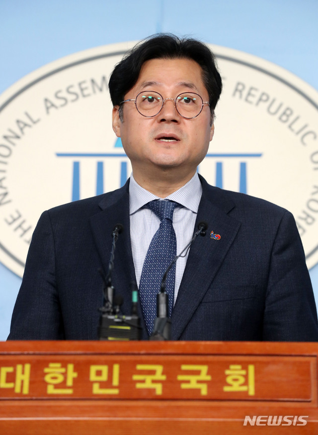 【서울=뉴시스】홍효식 기자 = 더불어민주당 홍익표 수석대변인이 4일 오전 서울 여의도 국회 본청 정론관에서 현안 브리핑을 하고 있다. 2019.03.04.&nbsp; yesphoto@newsis.com