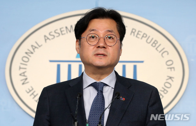 【서울=뉴시스】홍효식 기자 = 더불어민주당 홍익표 수석대변인이 4일 오전 서울 여의도 국회 본청 정론관에서 현안 브리핑을 하고 있다. 2019.03.04.&nbsp; yesphoto@newsis.com