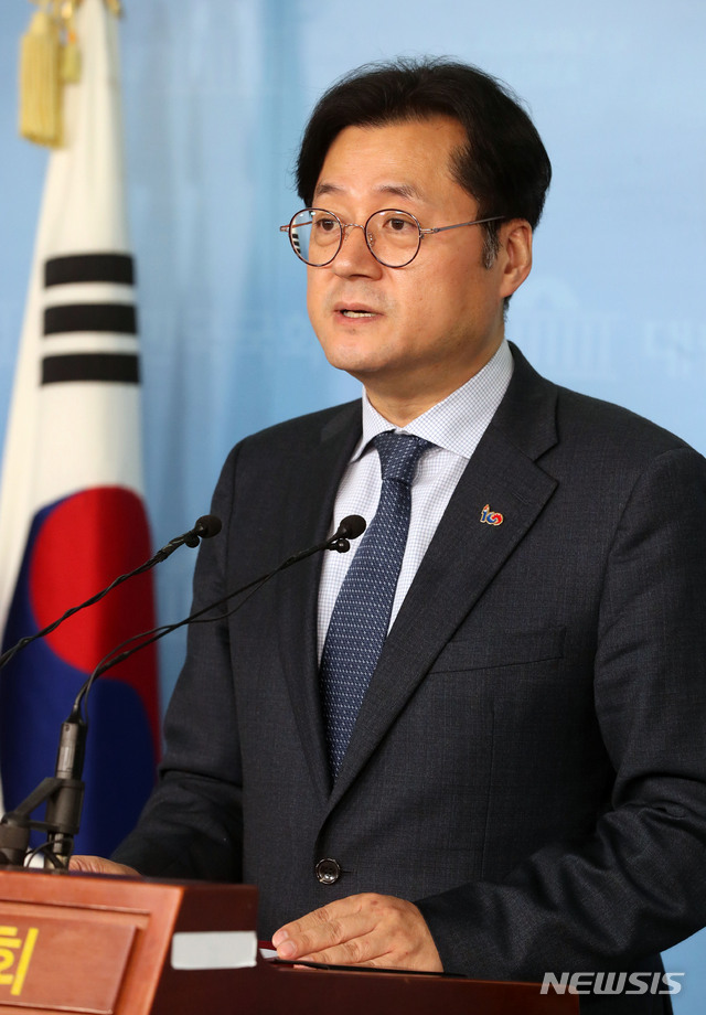 【서울=뉴시스】홍효식 기자 = 더불어민주당 홍익표 수석대변인이 4일 오전 서울 여의도 국회 본청 정론관에서 현안 브리핑을 하고 있다. 2019.03.04.&nbsp; yesphoto@newsis.com