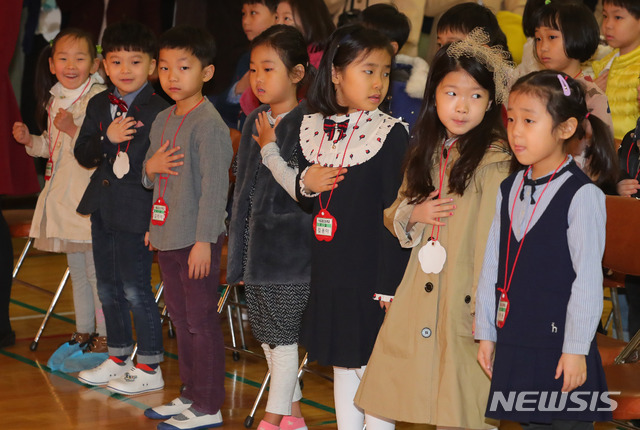 【서울=뉴시스】배훈식 기자 = 초등학교 입학식 모습. 2019.03.04. dahora83@newsis.com