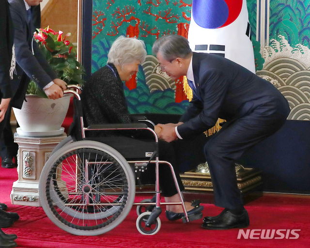 【서울=뉴시스】전신 기자 = 문재인 대통령과 부인 김정숙 여사가 4일 청와대 영빈관에서 열린 해외 독립유공자 후손 초청 오찬에 앞서 고 장병훈 선생의 외손녀 심순복 씨와 인사하고 있다. 2019.03.04. photo1006@newsis.com