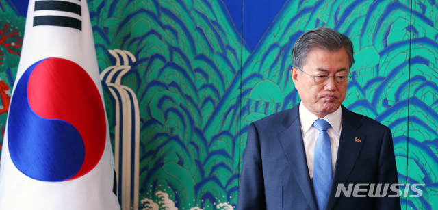 【서울=뉴시스】전신 기자 = 문재인 대통령이 4일 청와대 영빈관에서 열린 해외 독립유공자 후손 초청 오찬에 앞서 참석자들을 기다리며 잠시 생각에 잠겨 있다. 2019.03.04.&nbsp; photo1006@newsis.com