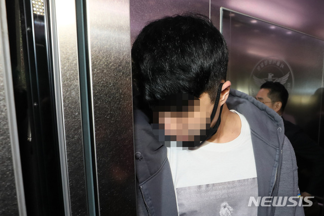 【서울=뉴시스】박미소 수습기자 = 이문호 버닝썬 대표가 4일 오후 서울 종로구 서울지방경찰청에서 강남 유명 클럽 버닝썬의 경찰 유착 의혹과 관련한 조사를 받기 위해 출석해 엘리베이터에 탑승하고 있다. 2019.03.04&nbsp; photo@newsis.com