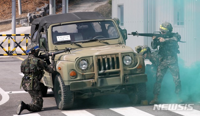 【남양주=뉴시스】 고범준 기자 = 4일 오후 경기도 남양주 금곡 예비군훈련대에서 열린 2019년 첫 예비군 훈련에 참석한 예비군들(노란색 머리띠)이 시가지 전투 훈련을 하고 있다. 2019.03.04. bjko@newsis.com