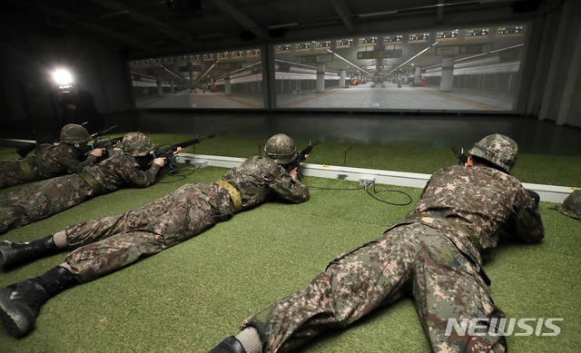 [남양주=뉴시스]고범준 기자 = 지난해 3월4일 오후 경기도 남양주 금곡 예비군훈련대에서 열린 2019년 첫 예비군 훈련에 참석한 예비군들이 영상모의 사격 훈련을 하고 있다. 2019.03.04. bjko@newsis.com