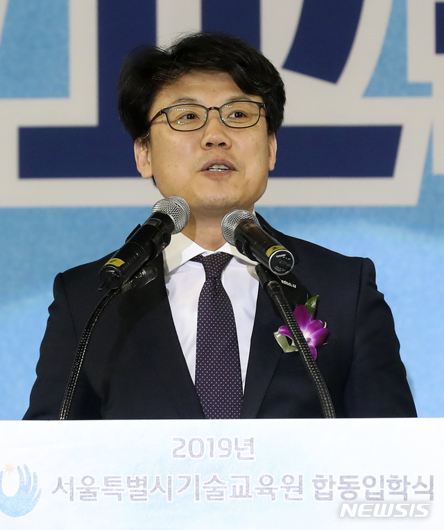 【서울=뉴시스】이영환 기자 = 진성준 서울시 정무부시장이 4일 오후 서울 송파구 잠실학생체육관에서 열린 2019년 서울특별시 기술교육원 합동 입학식에 참석해 축사를 하고 있다. 2019.03.04. 20hwan@newsis.com (사진=뉴시스DB)